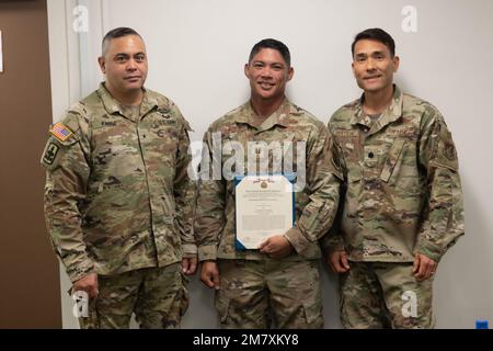 USA Air Force Capt. Elijah Lincoln (Zentrum) erhält eine Ehrenmedaille bei U.S. Armeebrig. General Moses Kaoiwi Jr., Befehlshaber der Hawaii Army National Guard und US Oberstleutnant Glen Hayase der Luftwaffe für seine Bemühungen, das erste Cyber-Mission-Assurance-Team der Hawaii National Guard am 14. Mai 2022 in Fort DeRussy, Hawaii, aufzustellen. Lincoln war von Oktober 2018 bis März 2020 Kommandant eines Pilotprogramms des National Guard Bureau. Während dieser Zeit entwickelte das gemeinsame Team von Cyberspezialisten neue Methoden zur Unterstützung kritischer Netzwerkinfrastrukturen für Behörden und zivile Netze Stockfoto