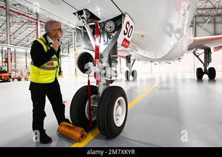 11. Januar 2023, Brandenburg, Schönefeld: Olaf Groß, Lizenzingenieur bei easyJet, prüft das Fahrwerk eines Airbus A320 Neo mit einer Taschenlampe vor Eröffnung des neuen Wartungshandgars von easyJet am Flughafen Berlin Brandenburg (BER) „Willy Brandt“. Das neue Gebäude ist der erste easyJet-Hangar außerhalb Großbritanniens. Hier werden Wartungsarbeiten für die Flotte von easyJet Europe durchgeführt. Foto: Soeren Stache/dpa Stockfoto