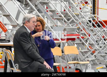 11. Januar 2023, Brandenburg, Schönefeld: Jörg Steinbach (SPD), Brandenburger Ministerin für Wirtschaft, Arbeit und Energie, und Aletta von Massenbach, geschäftsführende Direktorin des Flughafens Berlin Brandenburg (BER) „Willy Brandt“, sprechen während der Eröffnung des neuen wartungshandgars easyjet in BER. Das neue Gebäude ist der erste easyJet-Hangar außerhalb des Vereinigten Königreichs. Hier werden Wartungsarbeiten für die Flotte von easyJet Europe durchgeführt. Foto: Soeren Stache/dpa Stockfoto