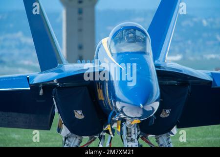 Ein F-18 Super-Hornet-Flugzeug der USA zugeteilt Navy Flight Demonstration Squadron, The Blue Angels wird während der Ellsworth Air and Space Show 2022 auf dem Luftwaffenstützpunkt Ellsworth, S.D., am 14. Mai 2022 ausgestellt. Während der Vorführungen erreichen die Blue Angels Geschwindigkeiten von 700 km/h. Stockfoto