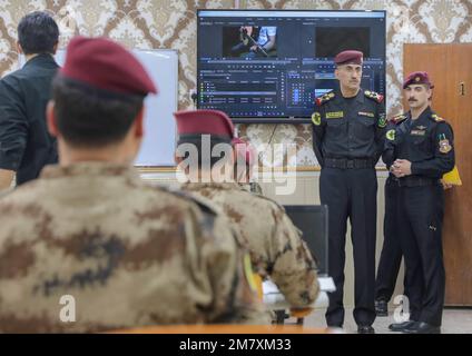 Der irakische Dienst zur Bekämpfung des Terrorismus (ICTS), der General Abdul Wahab Al-Saadi befehlshabt, besucht während eines CSOJTF-Levant Public Affairs-Kurses in Bagdad, Irak, Dienstleister des ICTS. IM zweiwöchigen Auffrischungskurs verbesserten die IKT-Soldaten ihre fotografischen und videografischen Fähigkeiten, um die Fähigkeiten der Partnertruppen zu verbessern. Stockfoto