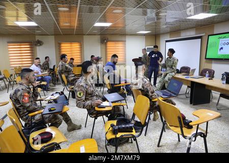 Irakische Dienstleister des Dienstes zur Terrorismusbekämpfung (ICTS) nehmen an einem CSOJTF-Levant Public Affairs-Kurs in Bagdad, Irak, Teil. IM zweiwöchigen Kurs haben die IKT-Soldaten ihre fotografischen und Videografiekompetenzen ausgebaut, um die Fähigkeiten der Partnertruppen zu verbessern. Stockfoto