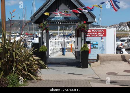 Conwy ist eine ummauerte Marktstadt und Gemeinde an der Küste von Nordwales Stockfoto