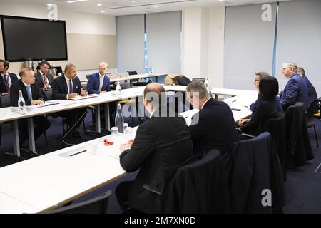 Außenminister James (4. links) trifft sich mit Nordirland-Minister Chris Heaton-Harris (2. links) mit politischen Mitgliedern der Demokratischen Unionistischen Partei, der Ulster Unionist Party und der Allianz in Regierungsgebäuden im Stadtzentrum von Belfast, um die Auswirkungen des Nordirland-Protokolls zu erörtern. Bilddatum: Mittwoch, 11. Januar 2023. Stockfoto