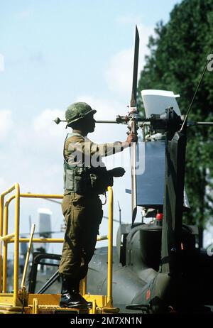 Ein Bodenpersonal führt Wartungsarbeiten an einem UH-IN Iroquois Helikopter während der Übung Reforger '81 durch. Betreff Betrieb/Serie: REFORGER '81 Basis: Giessen Armee Luftfeld Land: Westdeutschland (FRG) Stockfoto