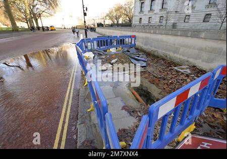 London, England, Großbritannien. Große Wasserlache aufgrund einer undichten Rohrleitung am Treasury Building in Horse Guards Road, Westminster, 9. Januar 2023 Stockfoto