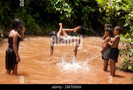 Luang Nam Tha, Laos-7. Juli 2009: Kinder, die im Fluss in einer Stadt Khamu im Norden von Laos in der Nähe von Luand Nam Tha spielen Stockfoto