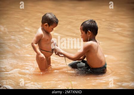 Luang Nam Tha, Laos-7. Juli 2009: Kinder, die im Fluss in einer Stadt Khamu im Norden von Laos in der Nähe von Luand Nam Tha spielen Stockfoto