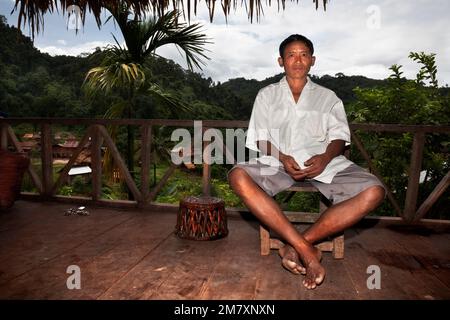 Luang Nam Tha, Laos, 19. Juli 2009. In einem Dorf des ethnischen Khamu im Norden von Laos ruhte sich nach einem harten Arbeitstag ein Bauer auf der Veranda seines Hauses aus Stockfoto