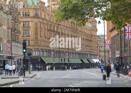 London, England, Großbritannien. Harrods Kaufhaus in einem fast verlassenen Knightbridge am Tag der Beerdigung von Königin Elizabeth II., 19. September 2022 Stockfoto