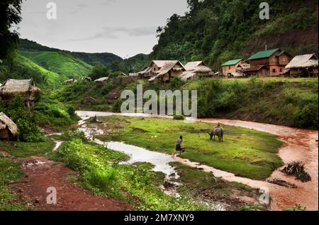 Luang Nam Tha, Laos-7. Juli 2009: Blick auf den Fluss und eine Stadt Khamu im Norden von Laos in der Nähe von Luand Nam Tha Stockfoto