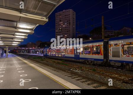 Ein TER (Zug Express Regional) befindet sich auf dem Bahnsteig im Bahnhof Toulon. Seit Donnerstag, dem 5. Januar 2023, gilt ein neues Preissystem für den Verkehr, das von der Region Provence-Alpes-Côte d'Azur verwaltet wird. Die Regionalbehörde betreibt die Zoobusse und die Regional-Expresszüge (TER). Einige Nutzer kritisieren eine allgemeine Preiserhöhung. Gleichzeitig kündigt die Region Süd ein umfangreiches Projekt zur Umstrukturierung der Eisenbahn an, mit der Schaffung der neuen PACA-Bahnlinie und einer Erhöhung der Frequenz der TER-Züge (Express Regionaux). Stockfoto