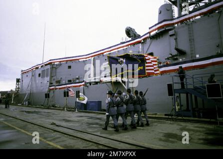 Ein Farbenwächter bestehend aus fünf Marine State Troopers marschiert während der Zeremonie zur Inbetriebnahme der geführten Raketenfregatte USS AUBREY FITCH (FFG-34) auf den Pier. Basis: Bath Bundesstaat: Maine (ME) Land: Vereinigte Staaten von Amerika (USA) Stockfoto