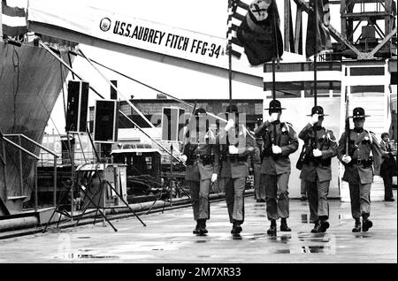 Ein Farbenwächter, bestehend aus fünf Maine State Troopers, marschieren auf dem Pier während der Zeremonie zur Inbetriebnahme der geführten Raketenfregatte USS AUBREY FITCH (FFG-34). Basis: Bath Bundesstaat: Maine (ME) Land: Vereinigte Staaten von Amerika (USA) Stockfoto