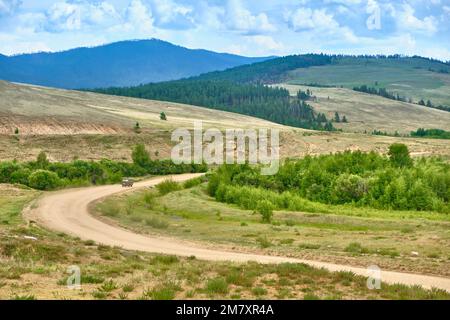 Die Straße in der Gegend der sächsischen Burg von Savinsky ist die wichtigste natürliche Attraktion des Barguzin-Tals des transbaikalen Territoriums der Stockfoto