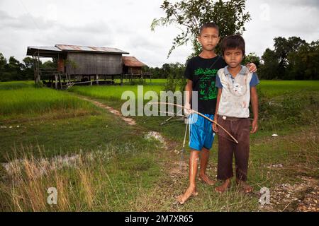 Don Khong, Laos. 31. Juli 2009: Kinder verlassen ihr Haus, um mit Pfeil und Bogen auf die Jagd zu gehen Stockfoto