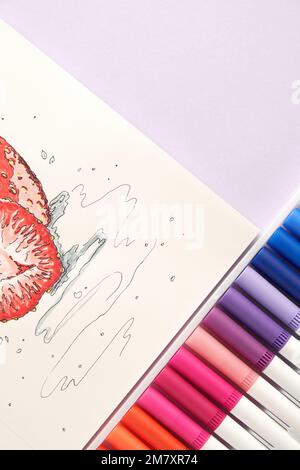 Satz von Aquarellmarkierungen zum Skizzieren und eine Skizze frischer Erdbeeren im Skizzenbuch. Malen und Kunst Hobby-Thema. Platz für Text kopieren Stockfoto