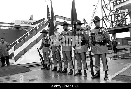 Während der Zeremonie zur Inbetriebnahme der geführten Raketenfregatte USS AUBREY FITCH (FFG-34) steht ein Farbenwächter, bestehend aus fünf Maine State Troopers, an der Parade auf dem Pier. Basis: Bath Bundesstaat: Maine (ME) Land: Vereinigte Staaten von Amerika (USA) Stockfoto