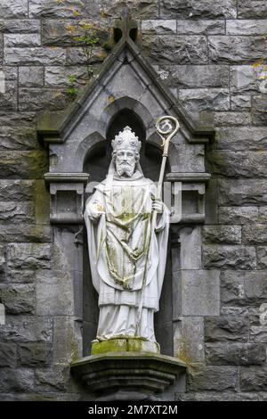 Statue St. Patrick an der Außenwand der katholischen Kirche St. Patrick in Kilkenny, Leinster, Irland, Europa Stockfoto