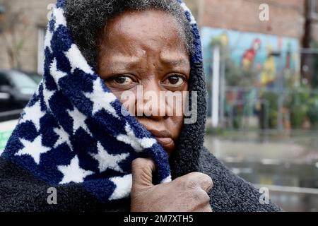 Los Angeles, USA. 11. Januar 2023. Eine obdachlose Frau wird am 10. Januar 2023 in Downtown Los Angeles, Kalifornien, USA, im Regen gesehen. Los Angeles County in den Vereinigten Staaten hat am Dienstag einen Antrag auf Ausrufung des Ausnahmezustands wegen der Obdachlosenkrise in der Region genehmigt. Kredit: Xinhua/Alamy Live News Stockfoto