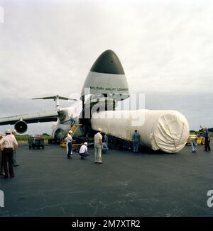 Die D-10 und die Transportstufe einer Rakete werden aus dem Frachtraum eines C-5-Galaxy-Flugzeugs entladen. Die Abschnitte werden vom Gleitschutzstreifen zum Vertikalen Integrationsgebäude (VIB) transportiert. Basis: Luftwaffenstützpunkt Cape Canaveral Bundesstaat: Florida (FL) Land: Vereinigte Staaten von Amerika (USA) Stockfoto