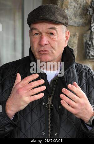 Potsdam, Deutschland. 11. Januar 2023. Dirk-Henner Wellershoff, Präsident des nationalen Jagdverbands Brandenburg Registered Association, spricht mit einem Pressetermin auf der Falkenwerft potsdam über die Ablehnung von eingehenden Anträgen durch die höchste Jagdbehörde des Umweltministeriums seit November 2022. Somit sind wichtige Einkommen des nationalen Jagdverbands nichtig. Kredit: Jens Kalaene/dpa/ZB/dpa/Alamy Live News Stockfoto