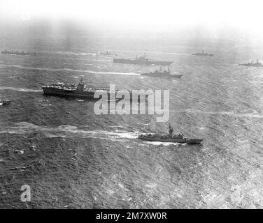 Steuerbordseitenansicht des nukleargetriebenen Flugzeugträgers USS ENTERPRISE (CVN 65) und des Flugzeugträgers USS MIDWAY (CV 41) im Hintergrund, die mit ihren Aufgabengruppen im Gange sind. Die Fregatte USS-VERNUNFT (FF 1063 ist im Vordergrund. (Unterdurchschnittliches Bild). Land: Pazifik (POC) Stockfoto