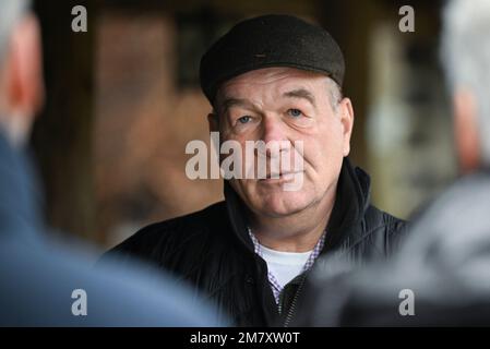 Potsdam, Deutschland. 11. Januar 2023. Dirk-Henner Wellershoff, Präsident des nationalen Jagdverbands Brandenburg Registered Association, spricht mit einem Pressetermin auf der Falkenwerft potsdam über die Ablehnung von eingehenden Anträgen durch die höchste Jagdbehörde des Umweltministeriums seit November 2022. Somit sind wichtige Einkommen des nationalen Jagdverbands nichtig. Kredit: Jens Kalaene/dpa/ZB/dpa/Alamy Live News Stockfoto