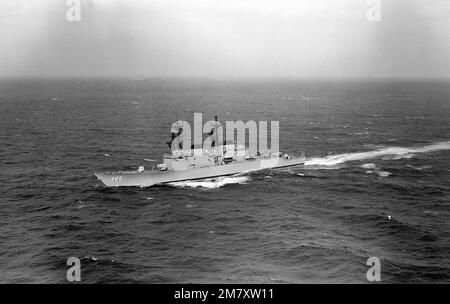 Luftbrücke Bugblick des Zerstörers der Spruance-Klasse USS HARRY W. HILL (DD 986) im Gange. Land: Pazifik (POC) Stockfoto