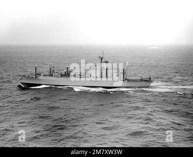 Luftaufnahme des Munitionsschiffs der Kilauea-Klasse USS SHASTA (AE 33) aus der Luft. Land: Pazifik (POC) Stockfoto