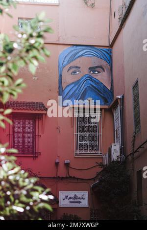 Ein vertikales Bild einer Wandmalerei, inspiriert vom Alchemisten von Paulo Coelho in Marrakesch, Marokko Stockfoto