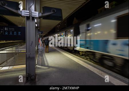 In der Abenddämmerung fährt ein fahrender Zug in den Bahnhof in Toulon (Var) ein. Seit Donnerstag, dem 5. Januar 2023, gilt ein neues Preissystem für den Verkehr, das von der Region Provence-Alpes-Côte d'Azur verwaltet wird. Die Regionalbehörde betreibt die Zoobusse und die Regional-Expresszüge (TER). Einige Nutzer kritisieren eine allgemeine Preiserhöhung. Gleichzeitig kündigt die Region Süd ein umfangreiches Projekt zur Umstrukturierung der Eisenbahn an, mit der Schaffung der neuen PACA-Bahnlinie und einer Erhöhung der Frequenz der TER-Züge (Express Regionaux). (Foto: Laurent Coust/SOPA Images/Sipa USA) Stockfoto