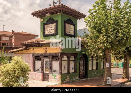 Verlassene und verfallene Bar-Cafeteria mit geschlossenem Restaurant, berühmt für Schokolade mit Croutons im Dorf Limpias, Provinz Kantabrien, Spanien, Europa Stockfoto