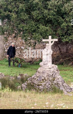 Das Kloster Montehano, das von den Kapuzinervätern besetzt ist, ist eine Skulptur des Heiligen Franziskus, die Christus am Kreuz umschließt. Escalante, Kantabrien, Spanien, Stockfoto