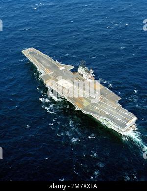 Lufthafen-Viertelansicht des Flugzeugträgers USS SARATOGA (CV-60) im Gange. Land: Atlantik (AOC) Stockfoto