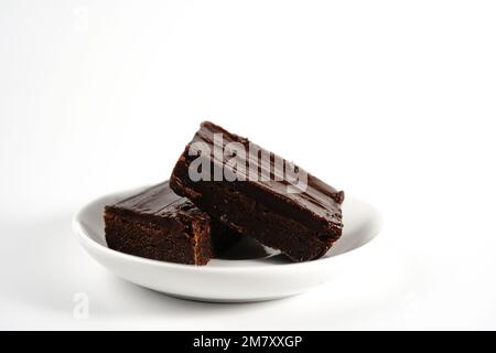 Hausgemachte fleckige Schokoladenbrownies isoliert auf weißem, selektivem Fokus Stockfoto