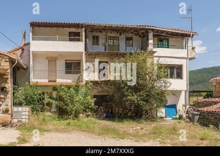 Hübsches Landhaus in der kleinen Stadt Guriezo, Kantabrien, Spanien, Europa Stockfoto