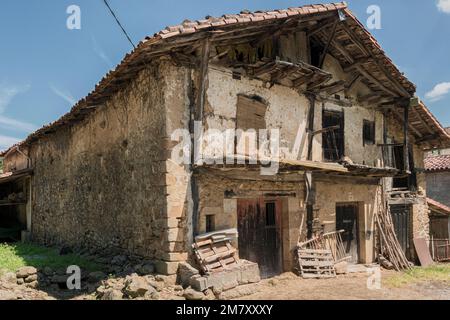 Verlassenes und zerstörtes Landhaus in der Kleinstadt Guriezo, Kantabrien, Spanien, Europa Stockfoto