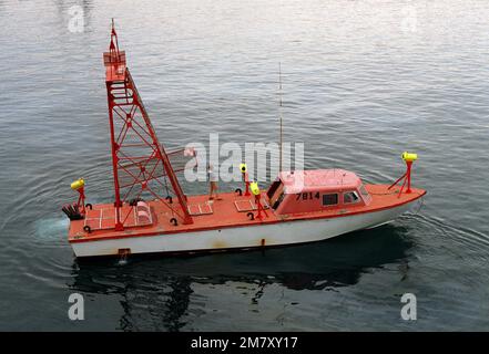 Steuerbord-Bogenansicht des Mark 35-Septarboots Nr. 7814, die die Kamerakonfiguration für das RIM-7-Raketenprogramm Sea Sparrow zeigt. Basis: Port Hueneme Hafen Bundesstaat: Kalifornien (CA) Land: Vereinigte Staaten von Amerika (USA) Stockfoto