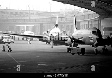 Zivilen Fluggesellschaften ist es gestattet, am Tempelhof Central Airport zu landen, wenn schlechtes Wetter sie daran hindert, am Hauptflughafen Tegel zu landen. Der Rosinen Bomber ist das erste Flugzeug von rechts. Basis: Berlin Land: Deutschland / Deutschland (DEU) Stockfoto