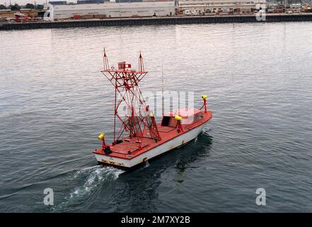 Steuerbord-Bogenansicht des Mark 35-Septarboots Nr. 7814, die die Kamerakonfiguration für das RIM-7-Raketenprogramm Sea Sparrow zeigt. Basis: Port Hueneme Hafen Bundesstaat: Kalifornien (CA) Land: Vereinigte Staaten von Amerika (USA) Stockfoto