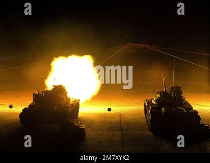 Das Hauptgewehr eines M60A1-Panzers wird während einer nächtlichen Schießübung auf dem Boydston Range des Army Armor Center abgefeuert. Basis: Fort Knox Bundesstaat: Kentucky (KY) Land: Vereinigte Staaten von Amerika (USA) Stockfoto