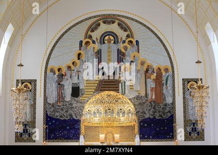 Le maître-autel et son baldaquin doré en cuivre. Steinhof Kirche, erbaut von Otto Wagner zwischen 1902 und 19077. Vienne. Autriche. Europa. Stockfoto