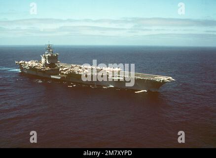 Ein Steuerbord-Bugblick des nuklearbetriebenen Flugzeugträgers USS ENTERPRISE (CVN-65), der im Gange ist. Land: Pazifik (POC) Stockfoto