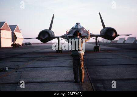 Vorderansicht eines SR-71a-Flugzeugs, das vor dem Start von einem Bodenpersonal auf die Piste gerichtet wird. Land: Unbekannt Stockfoto