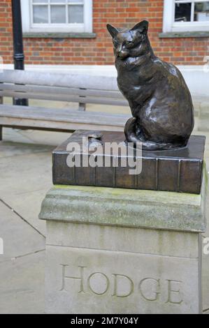 London, England, Großbritannien. Hodge - Bronzeskulptur (John Bickley; 1997) von Dr. Samuel Johnsons Hauskatze am Gough Square, neben seinem Haus. Stockfoto