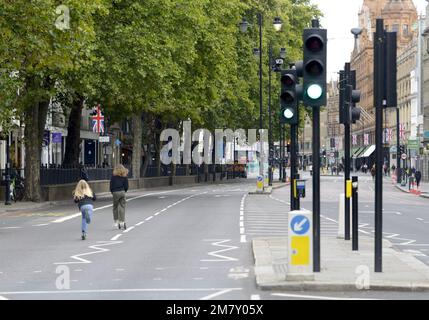 London, England, Großbritannien. Zwei junge Mädchen auf Rollern in einer fast verlassenen Knightbridge am Tag der Beerdigung von Königin Elizabeth II., 19. September 2022 Stockfoto