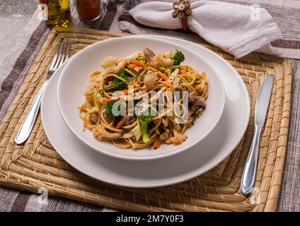Die Perfekte Yakisoba. Japanisches Essen im Restaurant. Stockfoto