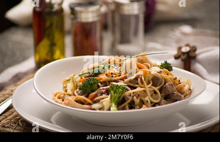 Die Perfekte Yakisoba. Japanisches Essen im Restaurant. Stockfoto
