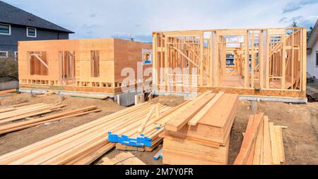 Holzrahmen von zwei neuen Häusern mit Holzwerkstoffen vorne Stockfoto